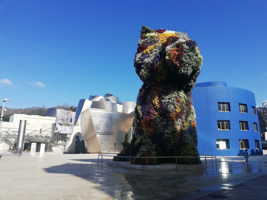 Künstlerisches Bilbao - Das Guggenheim Museum. Und wer genau hinschaut, findet einen Hinweis auf die Kunsthalle in Bremen