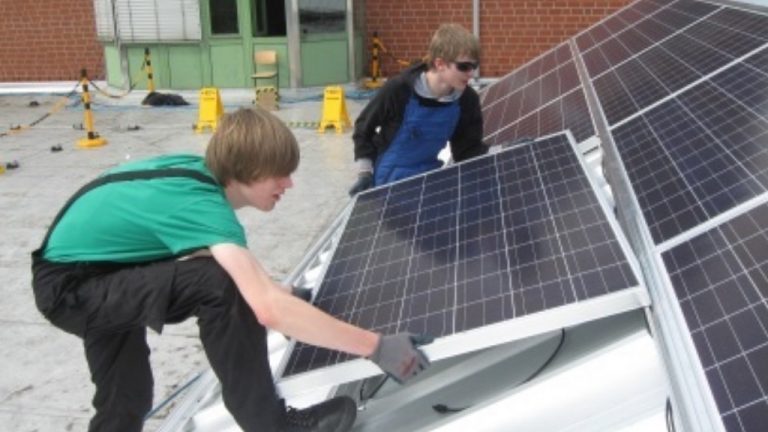 Du möchtest an der Energiewende aktiv teilhaben? Auf dem Dach der BBS-OHZ wird CO2-freier Solarstrom erzeugt, installiert durch Berufsfachschüler Mechatronik.