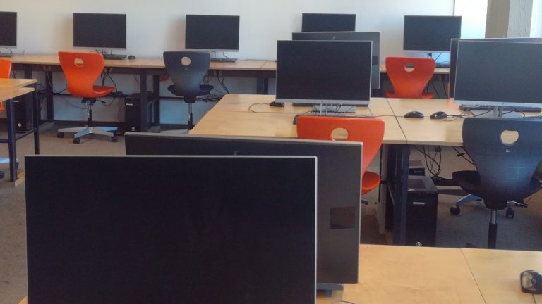 "Wir arbeiten in allen Lernfeldern in einem Computer-Raum mit großen Monitoren."