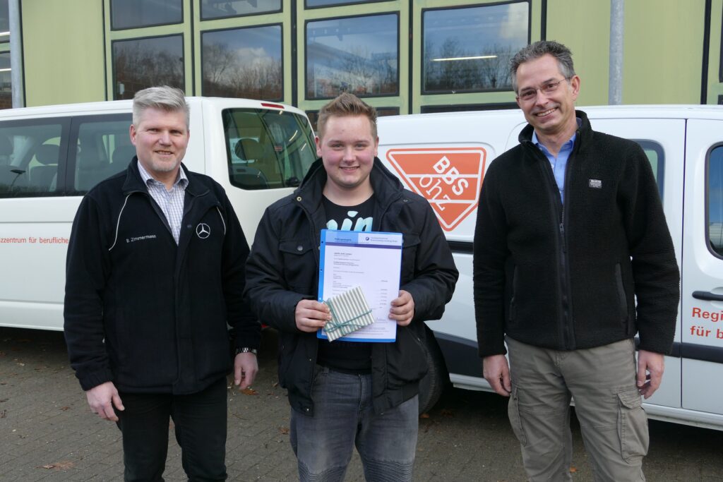 Jamie Joel Larsen (Mitte) freut sich mit Bernd Zimmermann (l.) und Georg Lüße über seine guten Prüfungsleistungen