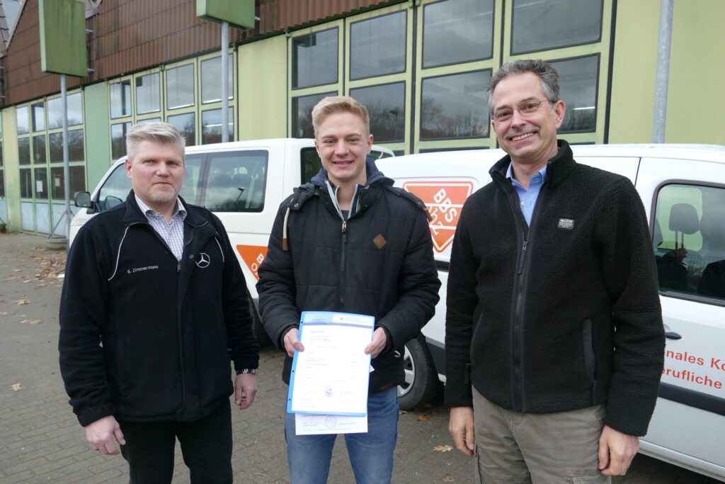 Torben Pankow (Mitte) bewies hervorragende Fachkenntnisse in der Prüfung. Bernd Zimmermann (l.) und Georg Lüße gratulierten.