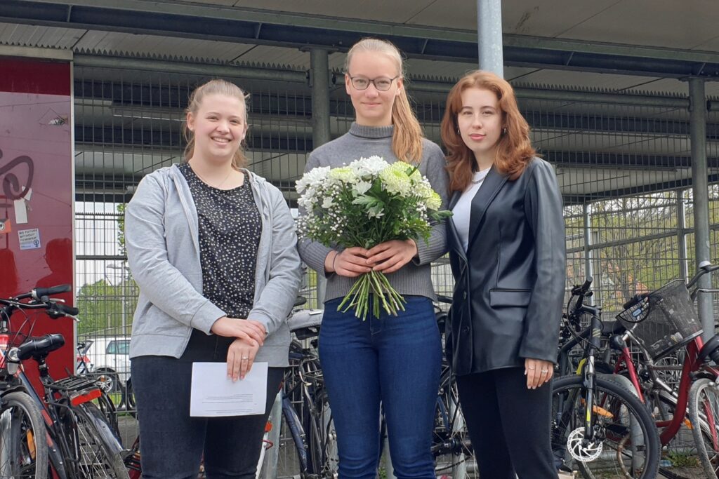 Melina Kluve, Julia Rhode und Julia Roispich (v. l.) hielten die Gedenkfeier für den Soldaten Kurt Albrecht ab