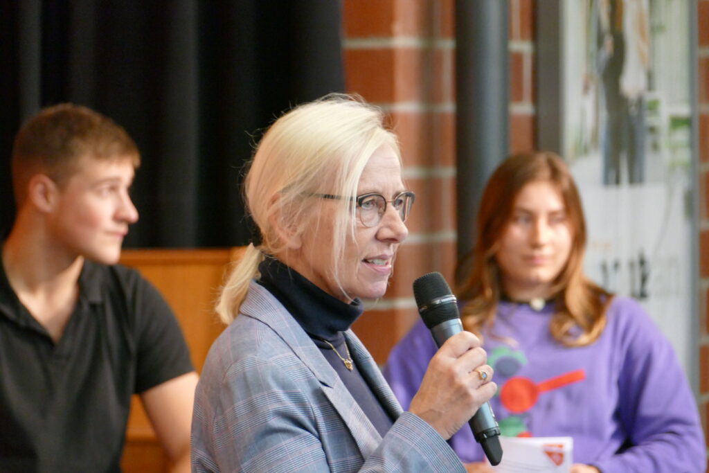 Jutta Finken, stellvertretende Schulleiterin, begrüßte die Schüler:innen und Kandidaten zur Podiumsdikussion