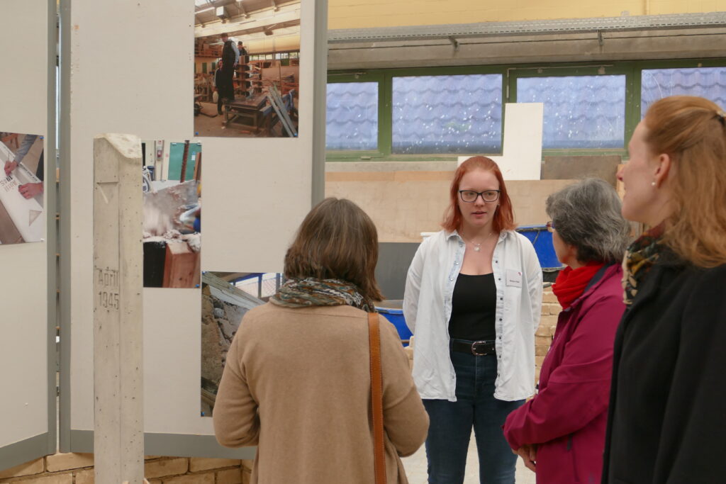 Melissa Vöbel (Mitte) im Gespräch mit den Ausstellungsbesuchern