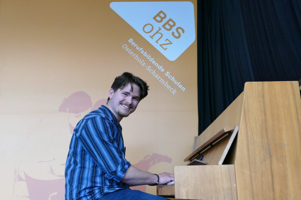 Niklas Mai eröffnete die Gebutstagsfeier mit der Europahymne am Klavier