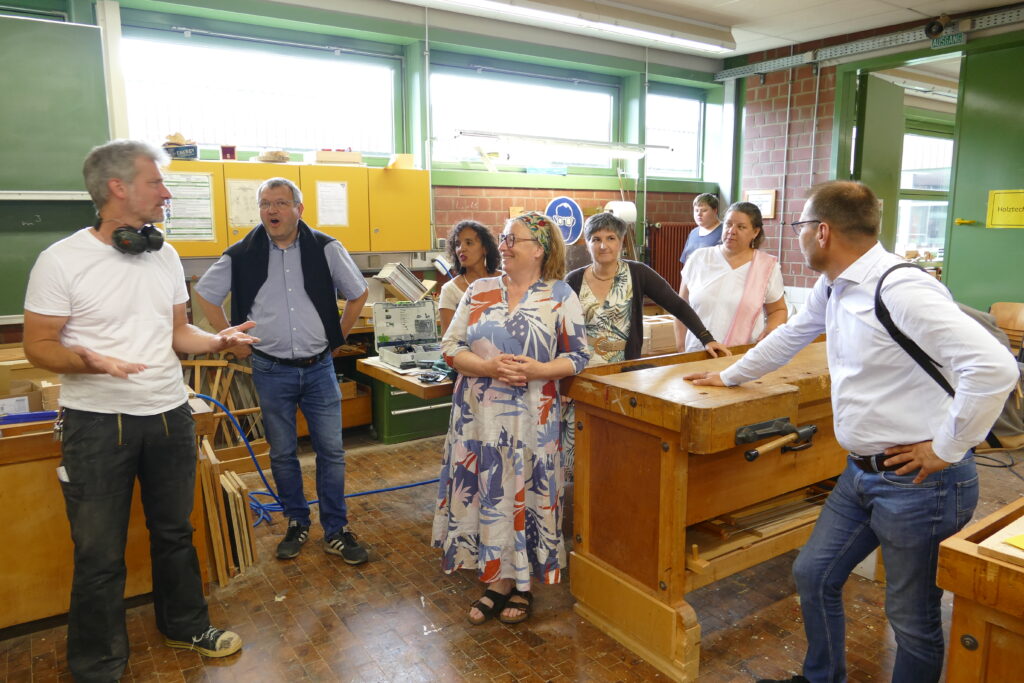 In der Tischlerwerkstatt - "Holzwurm" Johannes Overesch (l.) begrüßt die Gäste