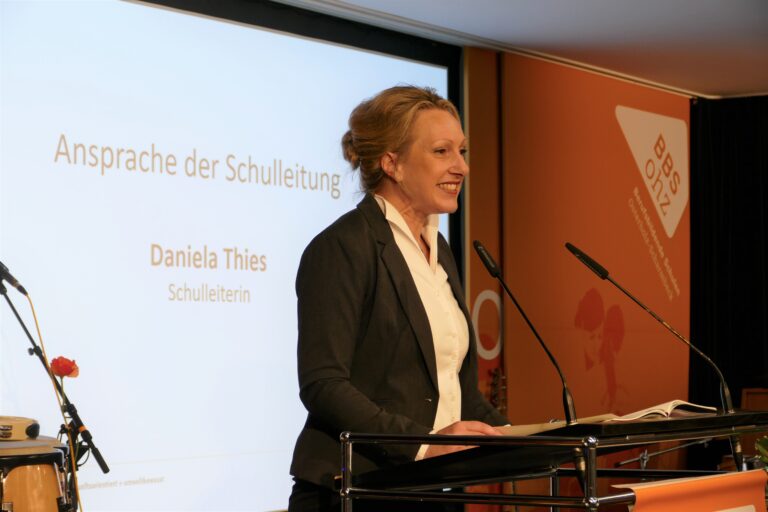 Schulleiterin Daniela Thies hält die Festrede