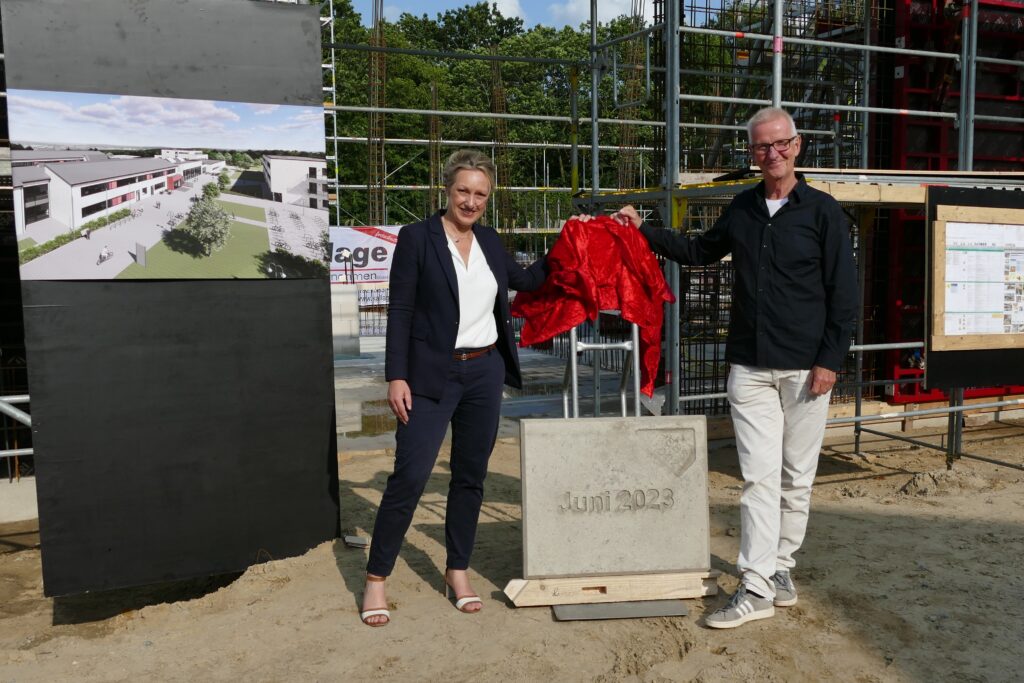 Hand in Hand: Schulleiterin Daniela Thies und ihr Vorgänger Wilhelm Windmann freuen sich über den Baufortschritt