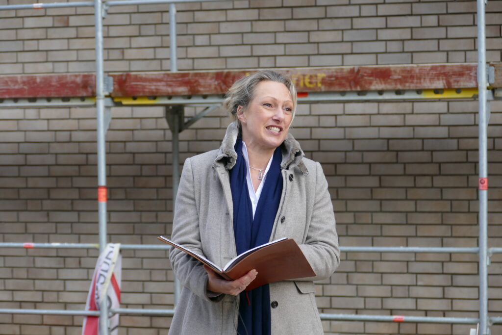 Schulleiterin Daniela Thies hebt die Bedeutung des Neubaus für eine moderne Bildung hervor ...