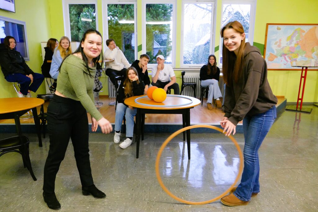 Sophie Desczka (l.) und Lorna Eschmann bereiten sich auf ein Bewegungsangebot in der Praxis vor