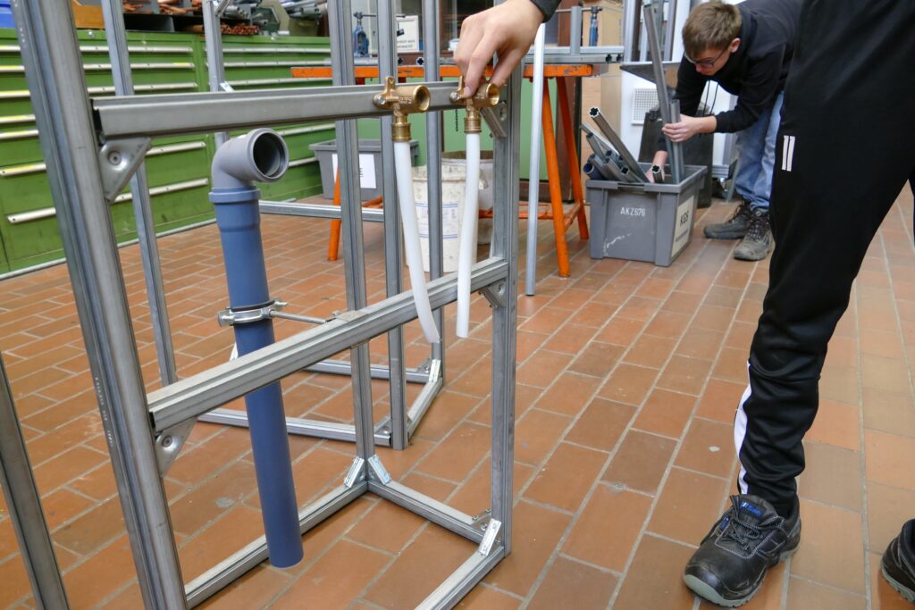 ... Wandkonstruktion für ein Waschbecken gebaut