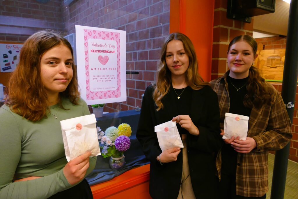 Lena Lüße, Joline Drettmann und Nancy Kording (v.l.)verkauften selbstgebackene Herzkekse