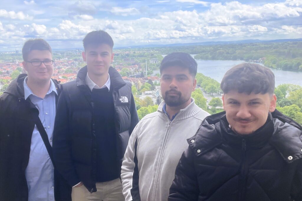 Die Aussicht von der Rathauskuppel genießen v.l. Leon Lilienthal, Phillip Brouwer, Sayed Rasooli und Gökhan Kur