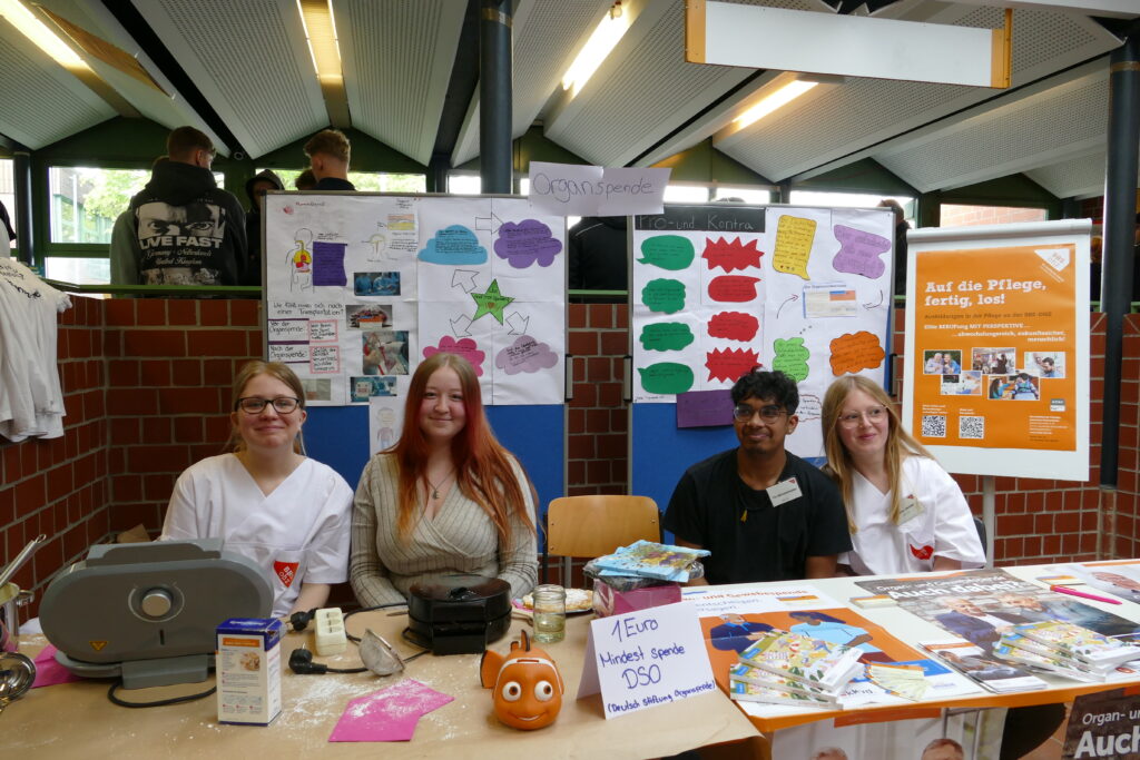 Organspenderinnen und Organspender gibt es immer noch zu wenig - hier konnten sich die Besucher bei leckeren Waffeln informieren