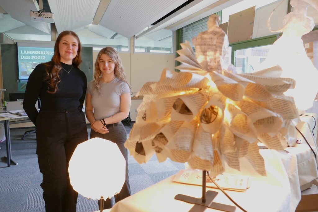 Nancy Kording und Liv Kassner informierten über Idee zur Lampenausstellung der Fachoberschule Gestaltung und ...
