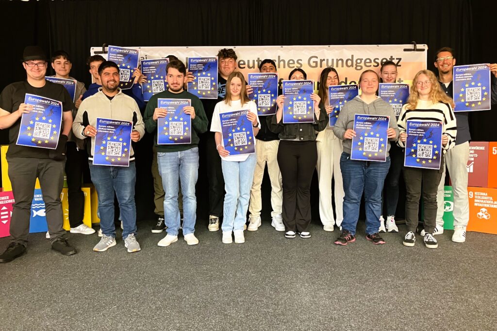 Die Klasse der Fachoberschule Wirtschaft (FW121-23) informiert über die anstehende EU-Wahl und freut sich auf viele Klicks
