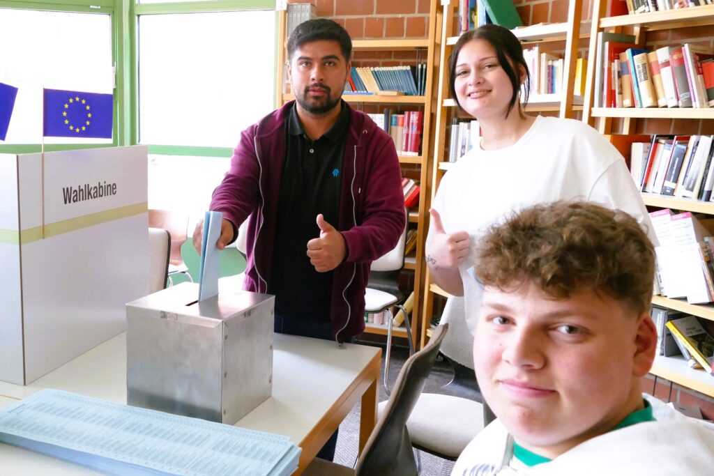 Sayed Rasooli (links) und Madleen Perepeczko haben gewählt. Jannes Grotheer (vorn) überwacht den Wahlablauf