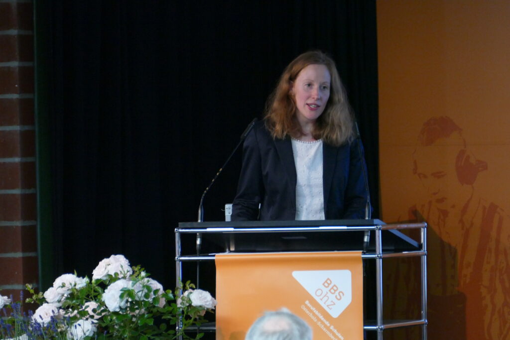 Tina Brünjes begrüßt die Gäste