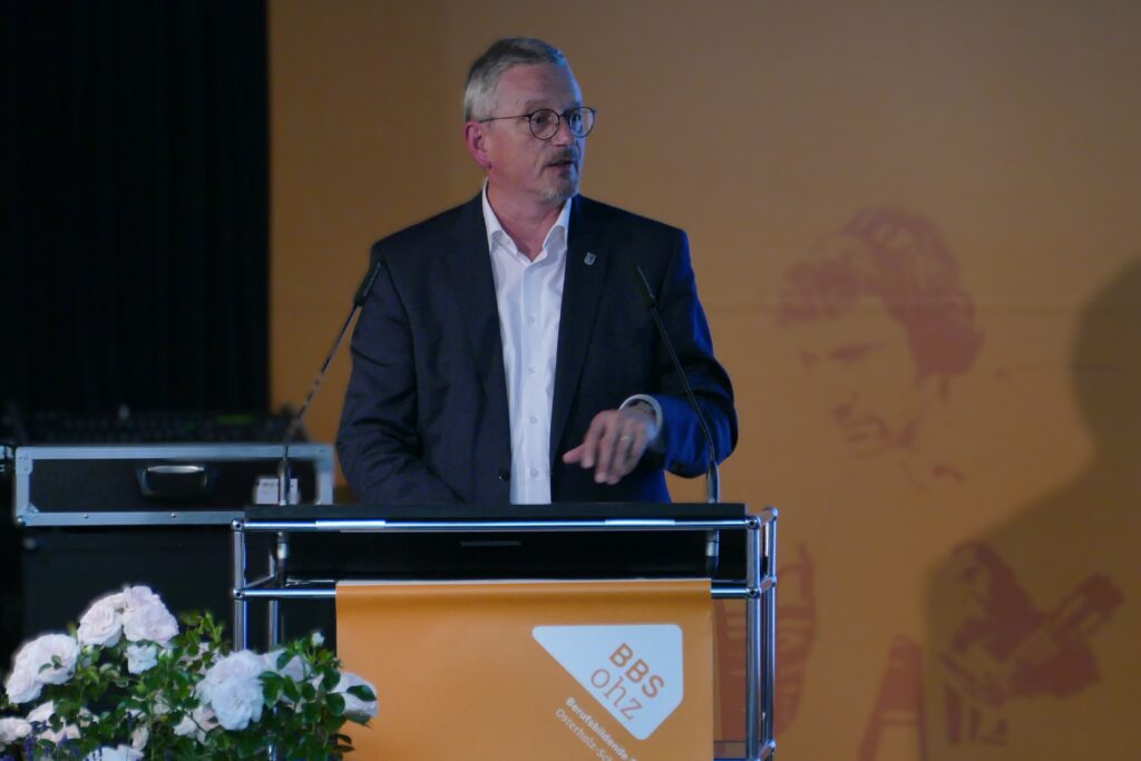 Bernd Lütjen beglückwünschte die Absolventinnen und Absolventen
