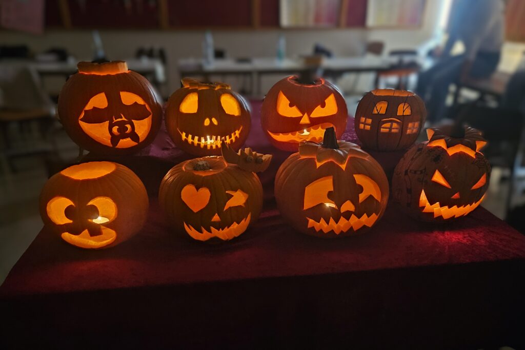 Halloween lässt grüßen. Aus dem herausgeschnitzten Kürbisfleisch wurde leckeres Kürbisbrot gebacken.