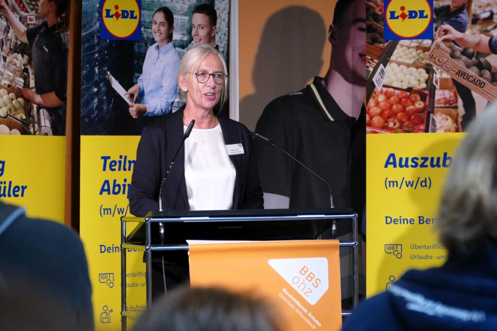 Jutta Finken, stellvertretende Schulleiterin, begrüßte die Gäste