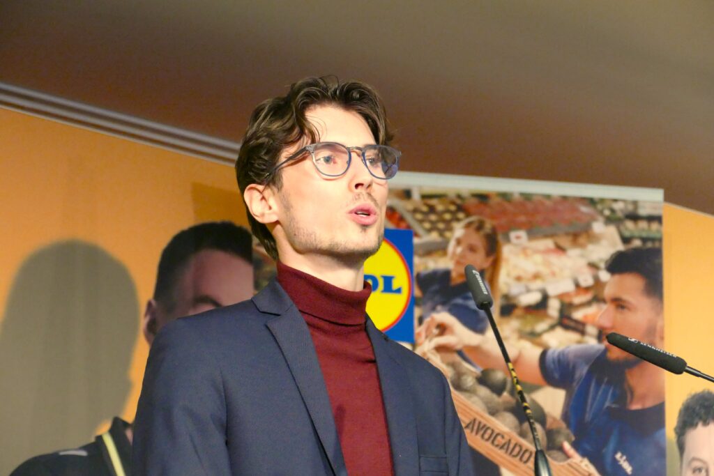 Auszubildender Jannik-Luca Liedtke "brennt" für seine Berufsausbildung zum Industriekaufmann