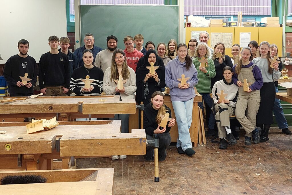 Gruppenbild mit den Engelsfiguren