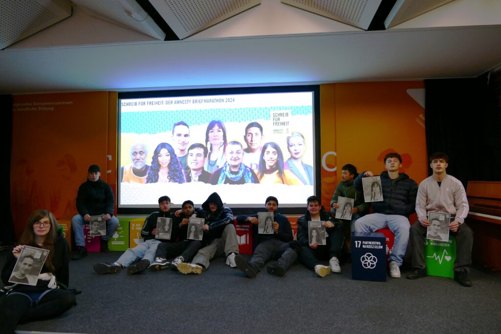 Im Forum der BBS läuft als Dauerschleife ein Infovideo zum Briefmarathon von Amnesty International