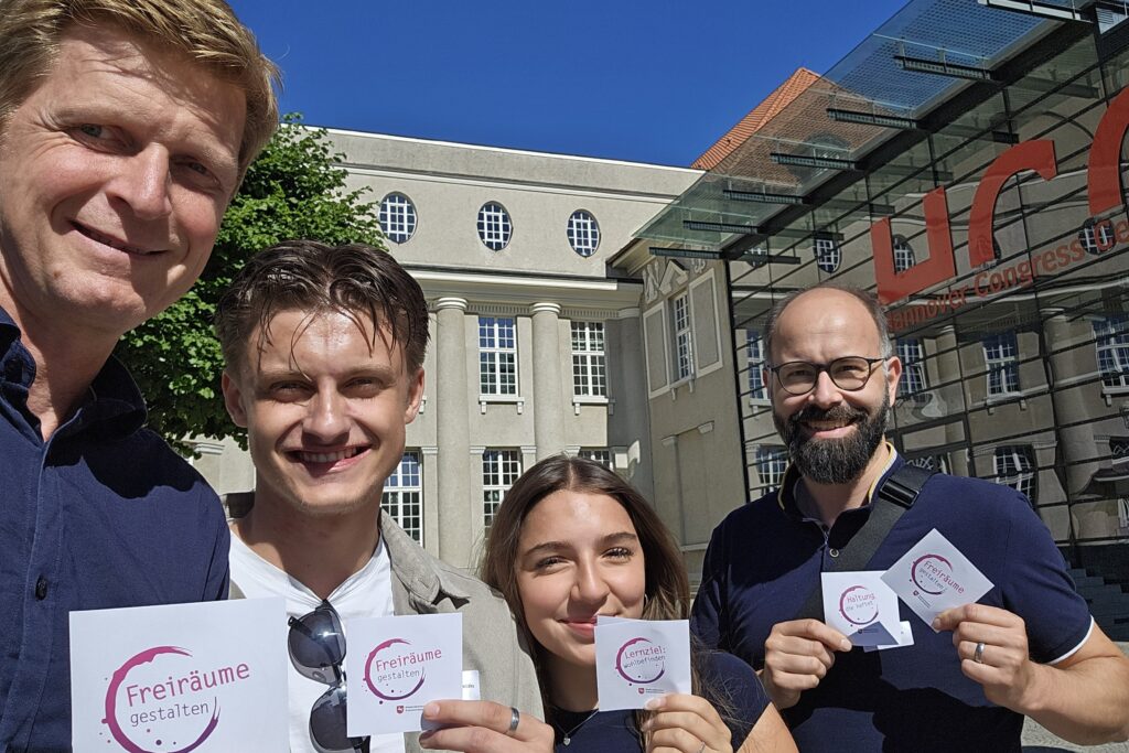 Mit Begeisterung beim Innovation Summit (v.l.): Daniel Kunstmann, Marcell Perepeczko, Sinem Meliha Can und Marius Kuhlmann