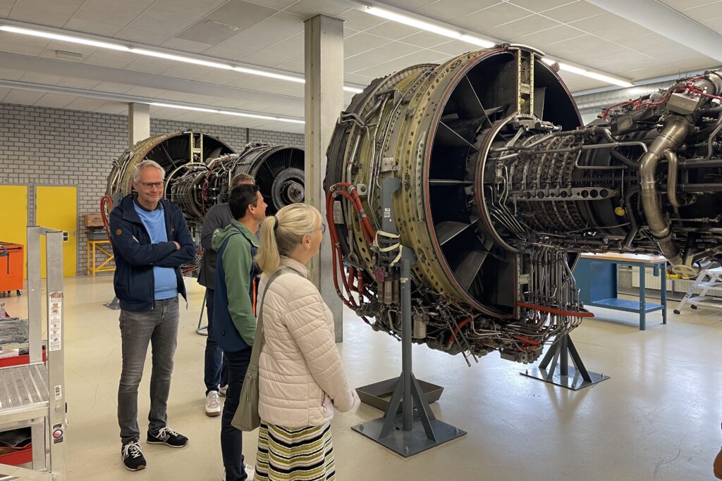 Werner Schiebel, Torben Rübke und Indra Berkhan (v.l.) staunen nicht schlecht über die riesigen Flugzeugtriebwerke