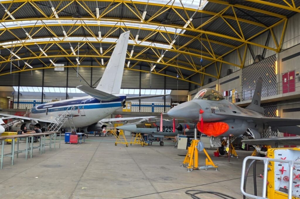 Auch das ist Berufsschule: Der MBO College Airport mit seinen technischen Ausstattungen im Hangar