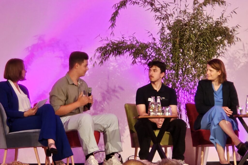 Schüler im Gespräch mit der Ministerin Julia Willie Hamburg (r.)