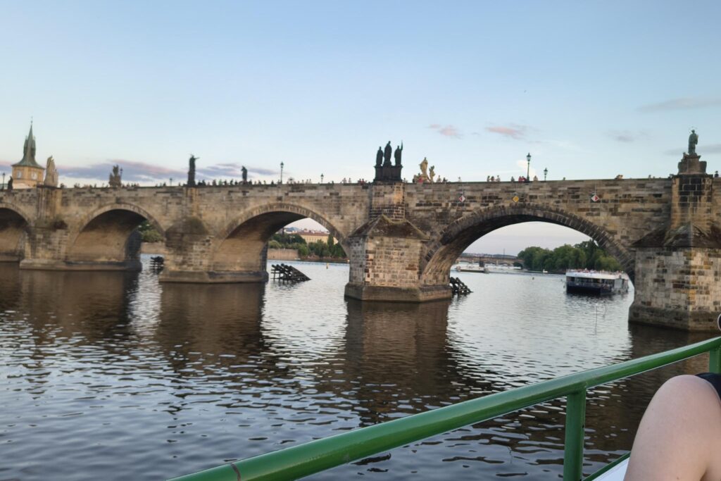 Blick auf die Karlsbrücke bei der abendlichen Moldaufahrt