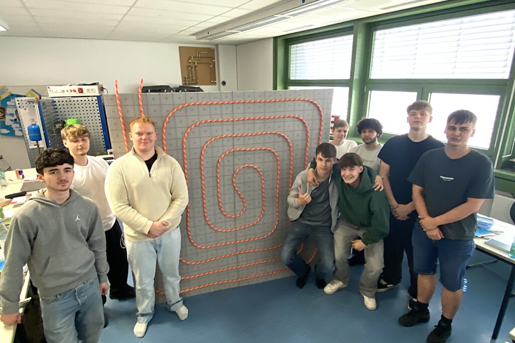 Stolz präsentieren die Auszubildenden das fertige Modell
