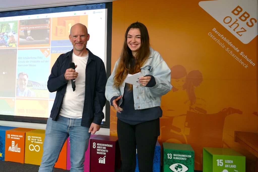 Platz zwei für das Monsterjäger-Video: Regisseurin Denise-Julie Oerding nahm den Preis von Björn Doherr entgegen