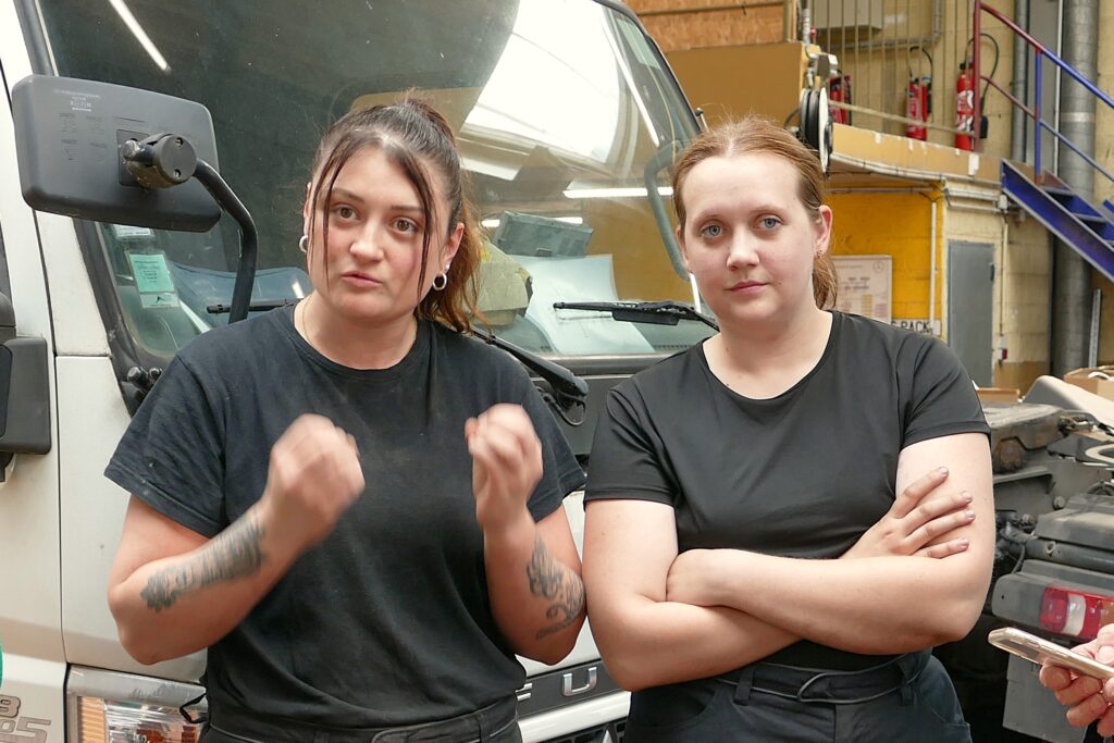 Frauenpower in der KFZ-Werkstatt: Cloe und Lea sind mit Begeisterung KFZ-Mechatronikerinnen