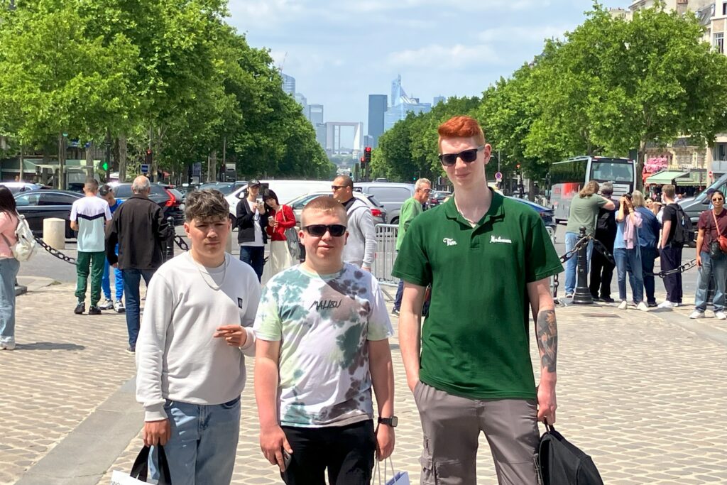 Spaziergang durch Paris mit dem Grande Arche im Hintergrund
