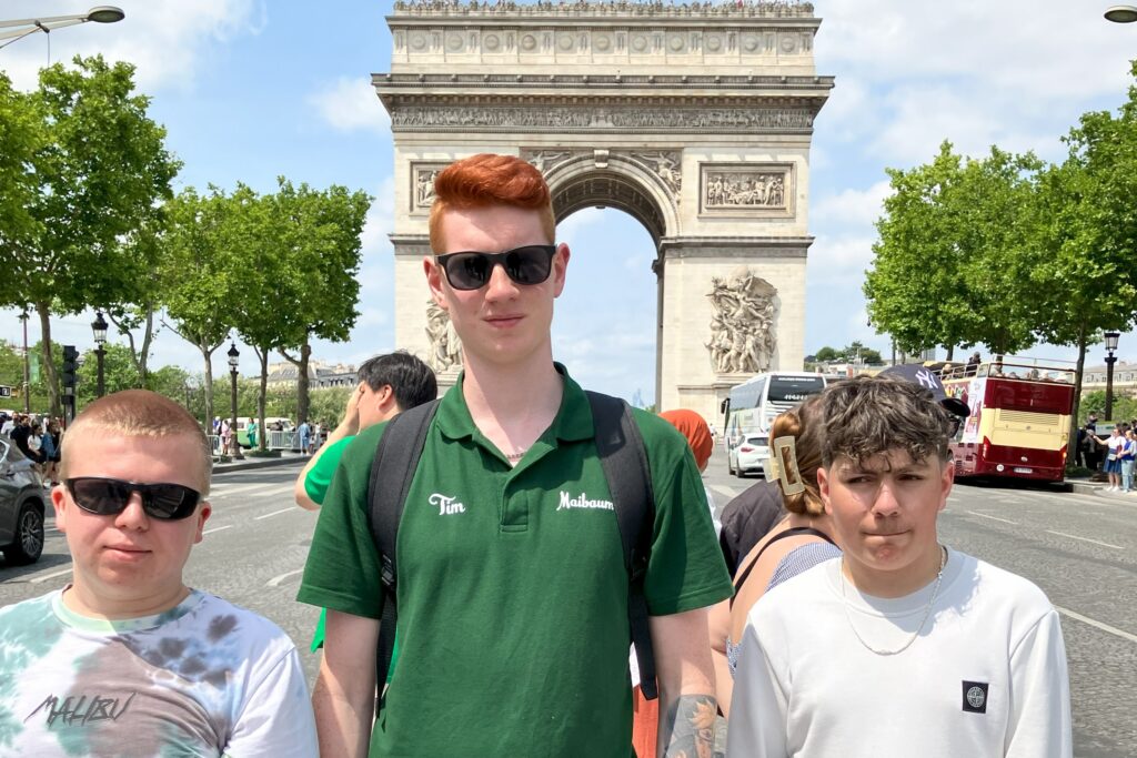 Vor dem Arc de Triomphe