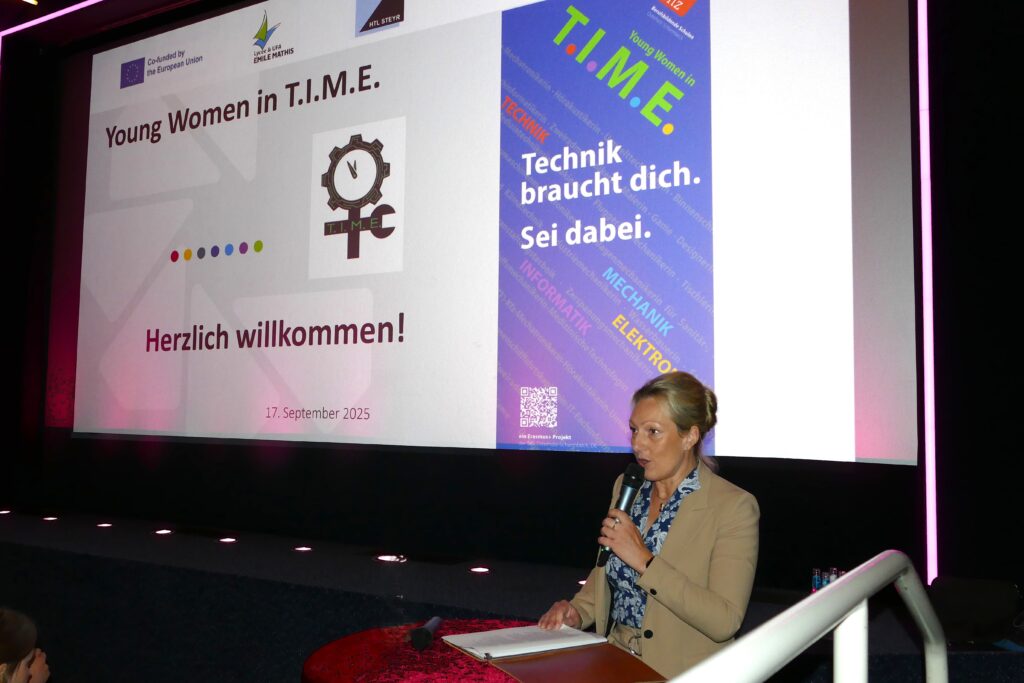 Schulleiterin Daniela Thies bei der Begrüßung