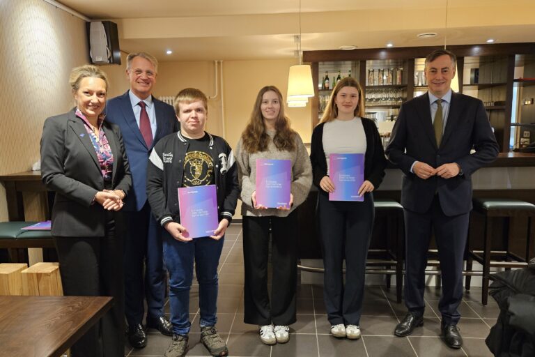 EP_group_Minna_Mareike_Tirian_3_2