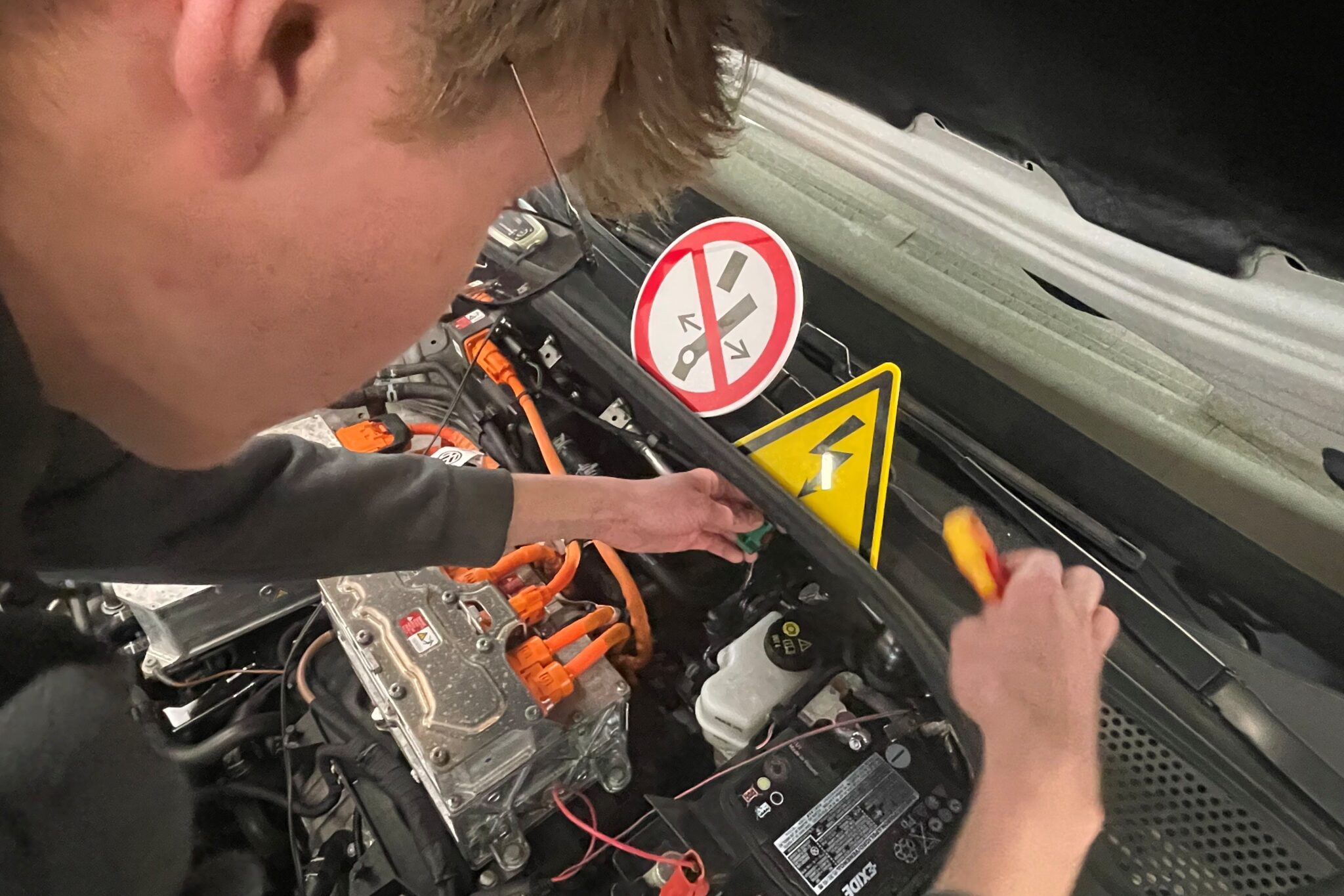 M. Block schaltet das Fahrzeug spannungsfrei