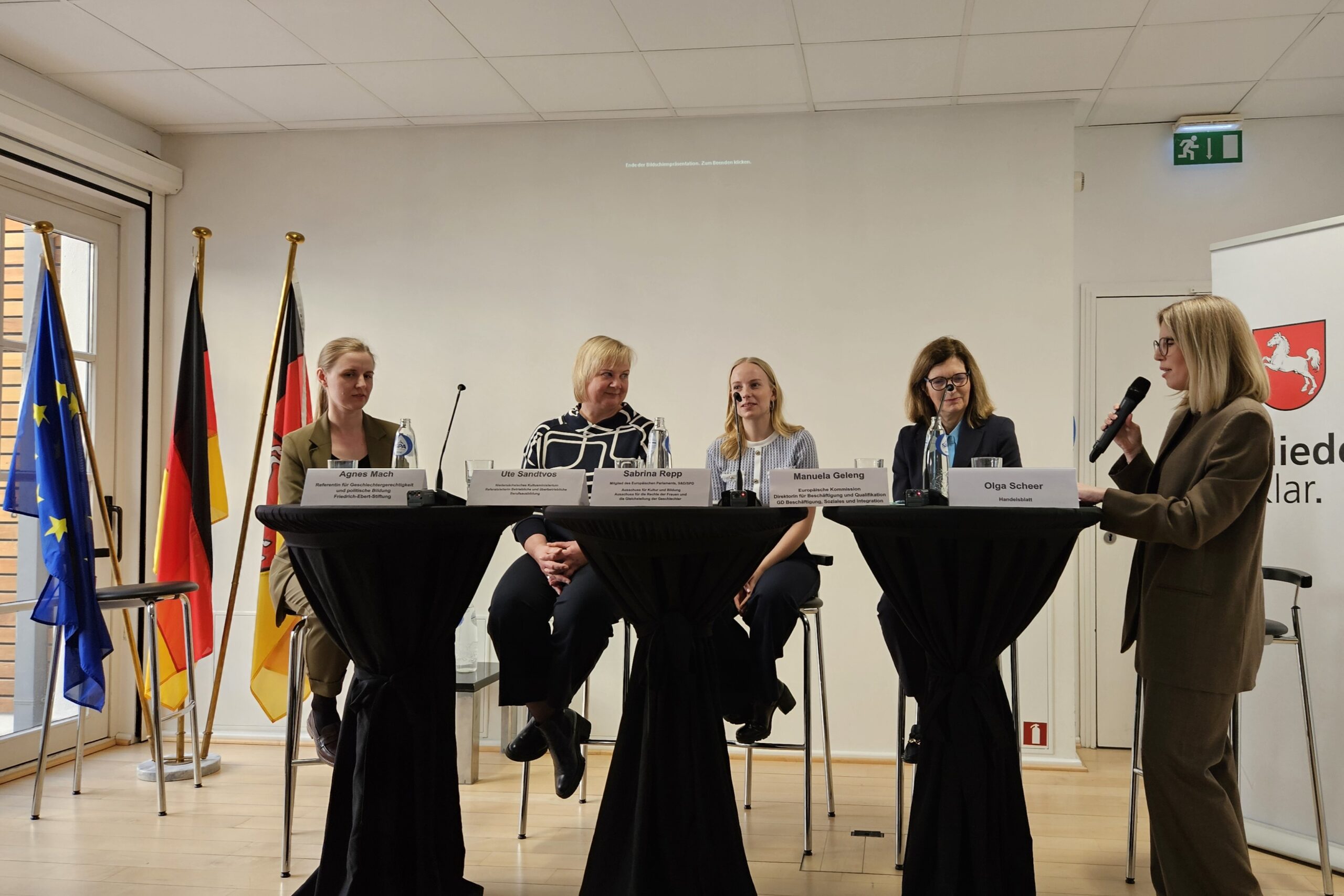 Agnes Mach, Ute Sandvos, Sabrina Repp, Manuela Geleng und Olga Scheer v.l.n.r. (Foto: Niedersächsische Staatskanzlei)
