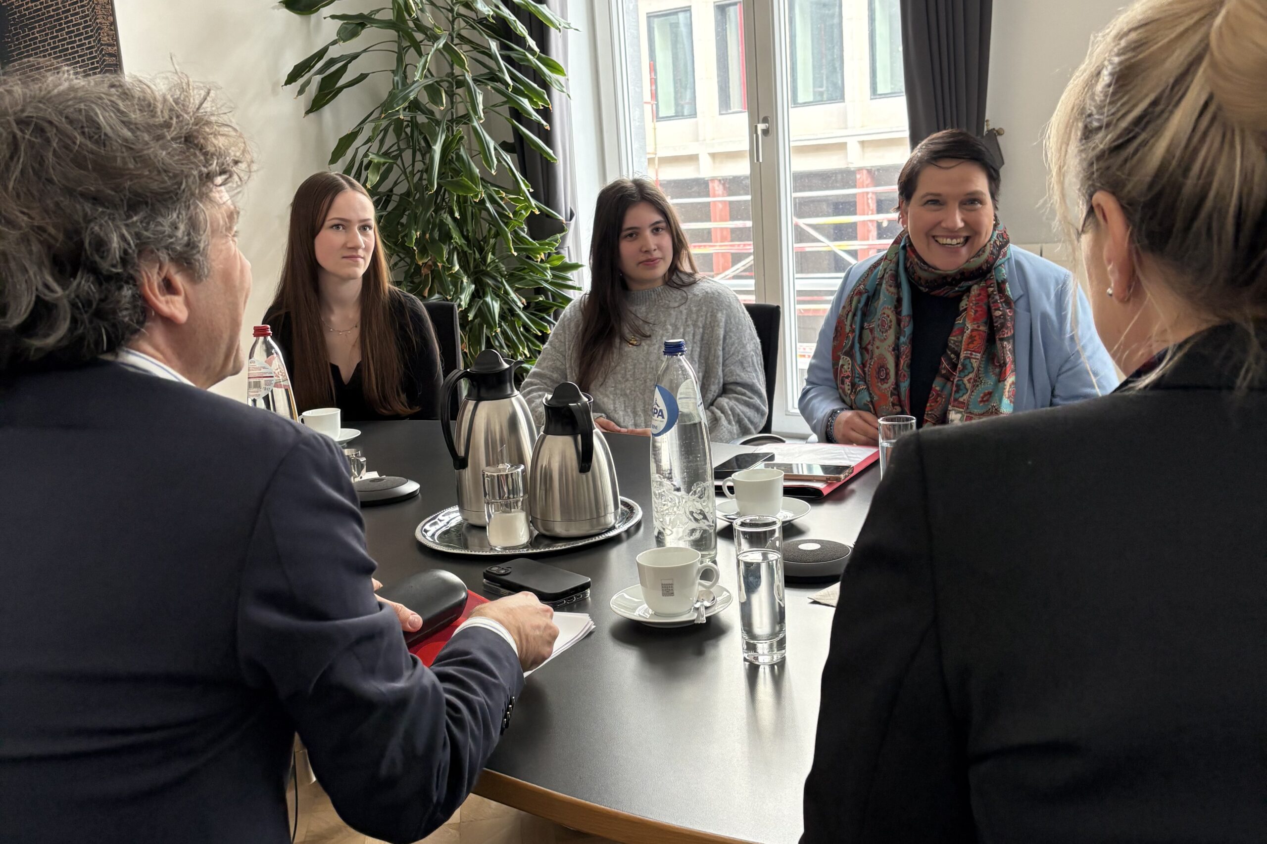 Melanie Walter, Asina Günes und Marieke Lütjen gegenüber von Daniela Thies und Johannes Wilts im Vorgespräch je v.r.n.l. (Foto: Niedersächsische Staatskanzlei)