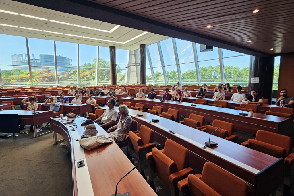 In einem Sitzungssaal des Europarats mit Blick auf das Europäische Parlament