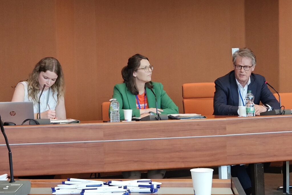Dr. Daniela Kroll (Mitte) und Harald Berwanger (rechts)
