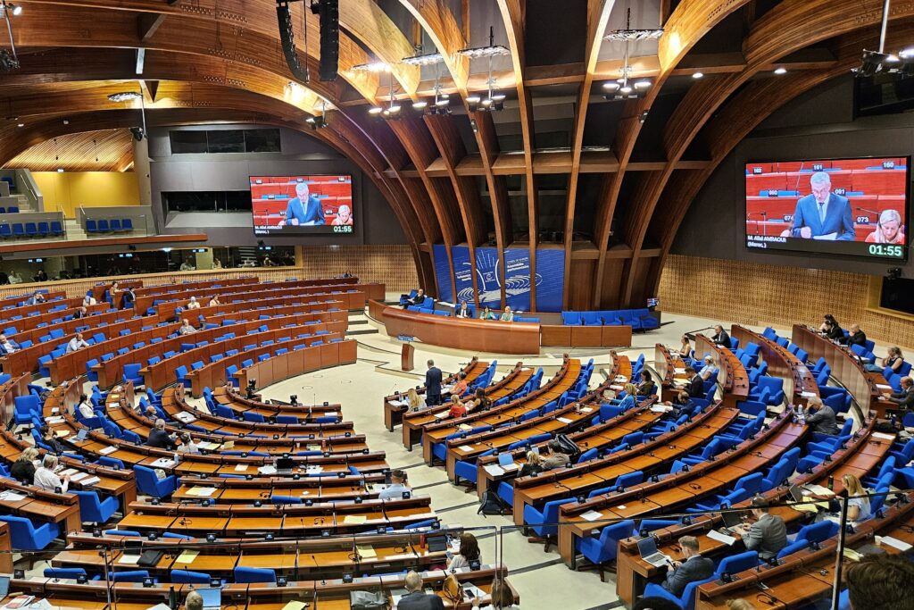 Blick in den Plenarsaal des Europarats mit laufender Sitzung