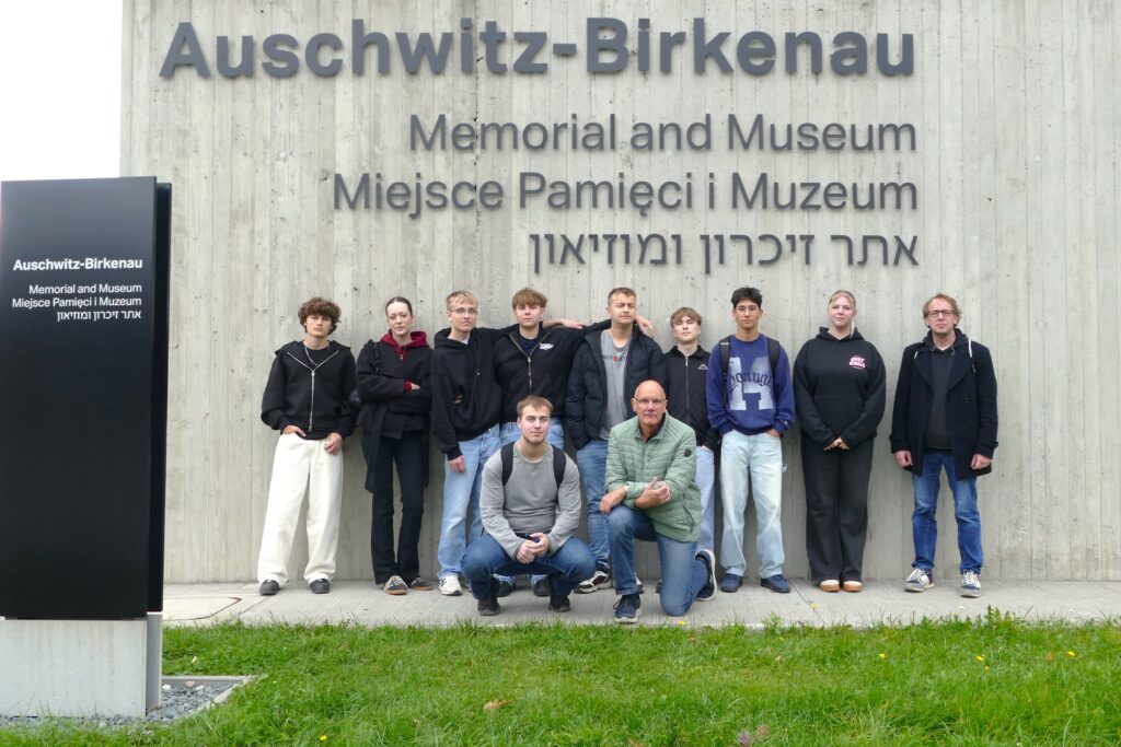 Vor dem KZ Auschwitz ...
